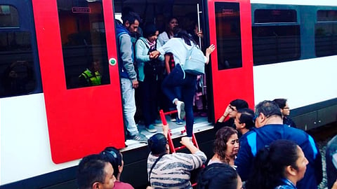 Los usuarios estuvieron varados por casi una hora (Foto: @ONaranja)
