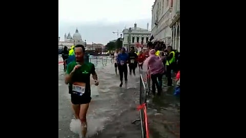 Ni el agua los detiene (Foto: captura)
