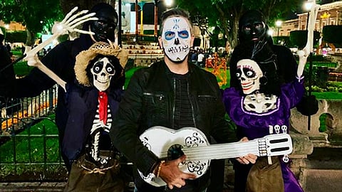Se tomó fotos con los personajes de su película (Foto: IG/leeunkrich)