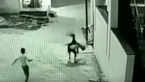 De forma casi milagrosa, el amigo del chico corrió a recoger la cometa del suelo justo en el momento y punto exacto en que el niño iba a impactar sobre el concreto (Foto: Captura)