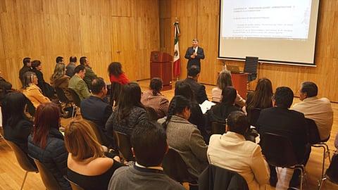 Durante la charla, el consejero Sierra Arias detalló que el Sistema Estatal Anticorrupción    tiene por objetivo establecer políticas y procedimientos que inhiban los actos y redes de este tipo, identificando zonas de riesgo y emprendiendo acciones focalizadas a su prevención (Foto Cortesía)