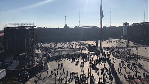 Ciudadanos se congregan en el Zócalo en espera del mensaje de AMLO