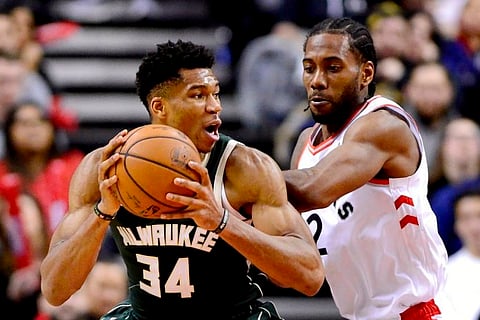 “The Greek Freak” le ganó la partida a Kawhi Leonard al ataque y a la defensa (Foto: Twitter).

