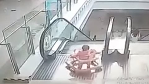 (Captura de pantalla YouTube Shocking moment baby falls down escalator in Chinese mall)
