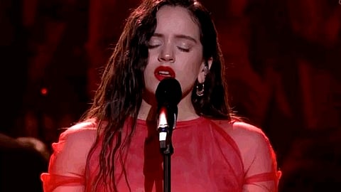 Rosalía Vila puso la piel de gallina a los presentes con su interpretación de la canción de Los Chunguitos
 (Foto: Twitter/@paulaorell)