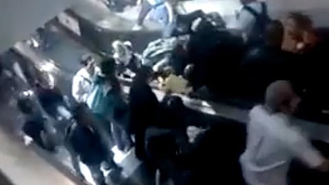 Una mujer y su bebé resultaron con lesiones leves (Fotograma: YouTube)
