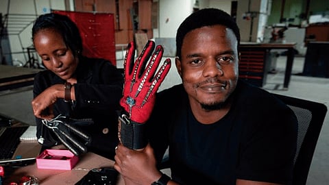 La precisión de los guantes para traducir los gestos es de 93 por ciento (Foto: @tpalahi)
