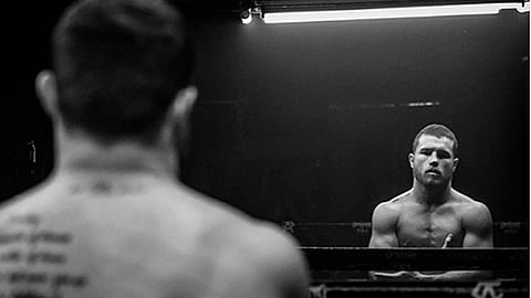 El pugilista compartió la imagen de “el pitufo”, como hizo llamar a su coche (Foto: IG/canelo)