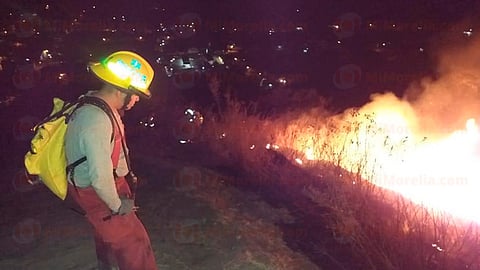 Los rescstistas continúan con las labores pertinentes para acabar con la lumbre (Foto: RED113)