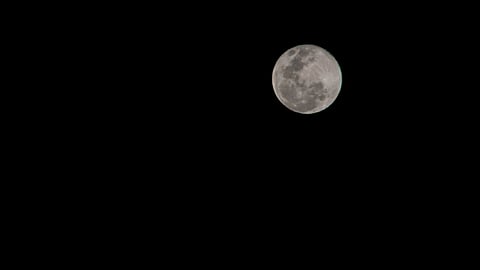 Al igual que una uva se arruga cuando se reduce a una pasa, la Luna se arruga al encogerse (Foto: Alina Espinoza)
