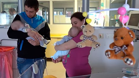 Fue un shock cuando nos dijeron que eran gemelas. Después fue otro shock cuando nos enteramos de que eran siamesas, declaró la mamá de las bebés (Foto: Captura)