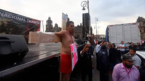 Los taxistas piden un alto al servicio que las empresas trasnacionales (Foto: @Yosoymanuelito)
