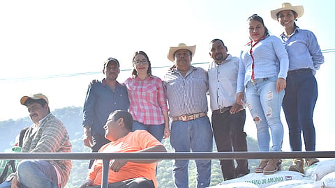 La edil tuzantlense hizo entrega del programa municipal Techo Firme, donde benefició a cerca de 200 familias (Foto Cortesía)