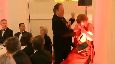 Hammond empujó contra un pilar a una activista (Foto: Video Captura)