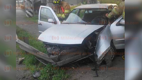 El chofer de la unidad quedó prensado y terminó siendo canalizado a un nosocomio local
(Foto: RED 113)