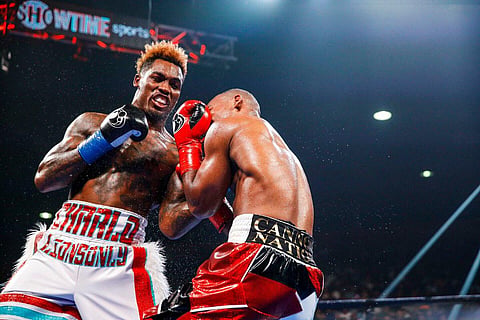 Texas- El estadunidense Jermall Charlo logró mantenerse este sábado 29 de junio como campeón mundial peso mediano del Consejo Mundial de Boxeo, tras vencer por decisión unánime a su compatriota Brandon Adams.

Al término del combate en Houston, Charlo se impuso con claridad en la tarjetas de los jueces por 119-109, 119-109 y 120-108.

Jermall tuvo una velada tranquila en Houston al dominar la pelea gracias a su buen jab y correcto empleo de combinaciones sobre Adams.

Por su parte Adams buscó dar la campanada con golpes tanto de izquierda como de derecha que impactaron a su rival pero sin ocasionarle daño sustancial.

De esta forma Jermall Charlo mejoró su récord a 29 triunfos y cero derrotas en lo que fue la segunda defensa de su cetro mundial peso mediano del CMB tras el triunfo en diciembre pasado ante el ruso Matt Korobov
