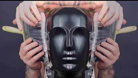 Los videos ASMR requieren de cierta tecnología en micrófonos para generar efectos
(Foto Captura de pantalla/Youtube: Sleepy Tingles ASMR)