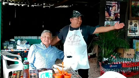 Antes de continuar con la gira, se tuvo que hacer una parada técnica (Foto: Captura de pantalla/Facebook: Andrés Manuel López Obrador)
