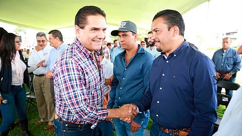Entregó reconocimientos por la aplicación de Buenas Prácticas acuícolas a habitantes de la región
(Foto:Twitter/@GobMichoacan)