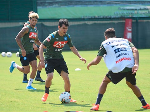 Así le da la bienvenida el Nápoles al “Chucky” Lozano