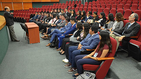 Magistrado de la Tercera Sala Civil Jorge Reséndiz García charla con alumnado que cursa la Licenciatura en Derecho (Foto Cortesía) 