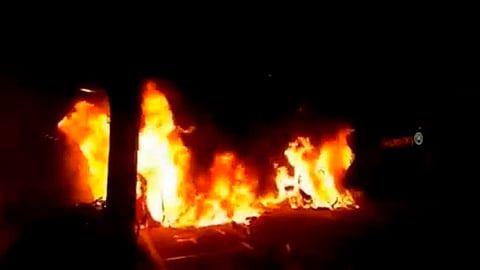 Arrojaron piedras a las furgonetas de los Mossos (Foto: captura)