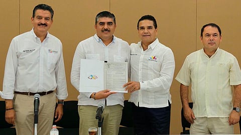 Silvano Aureoles Conejo encabezó la entrega de los programas de Ordenamiento Ecológico Territorial Regional Sierra-Costa y Local de Lázaro Cárdenas (Foto: Twitter: Silvano_A)
