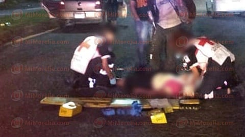 Elementos de la Cruz Roja le otorgaron las primeras curaciones a la mujer perjudicada (Foto: RED 113)
