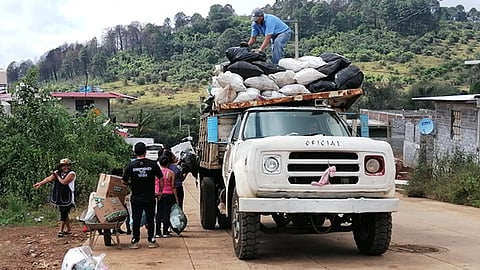 Se han dado a la tarea de sacar la basura a la escucha del toque de campana del camión recolector (Foto Cortesía)