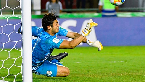Los héroes no siempre llevan capa, a veces llevan guantes de portero (Foto: Twitter/@miseleccionmx)