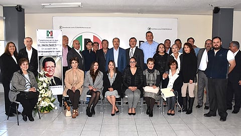 Estuvieron presentes las hijas de Héctor Terán, Mónica y Jimena, quienes agradecieron el reconocimiento hecho a su padre (Foto Cortesía) 