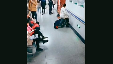 Pese a que había personas sentadas nadie cedió el asiento a la mujer (Foto: Captura)