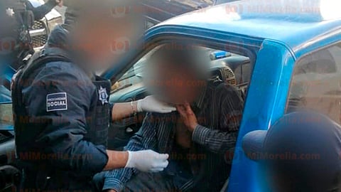 Elementos policiacos ayudaron al hombre (Foto: RED 113)