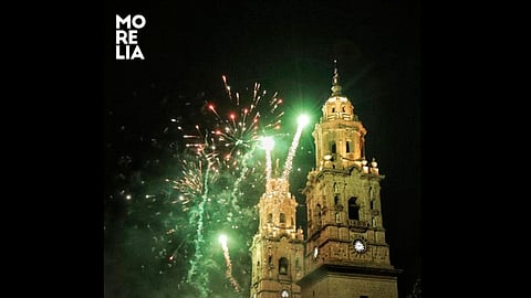 Al filo de las 21:00 horas el tradicional encendido de luces de la majestuosa Catedral (Foto: @venamorelia)