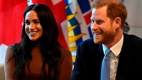 Meghan y el príncipe Harry, han desatado polémica internacional tras anunciar de abandonar sus deberes dentro de la realeza británica (Foto: Twitter @LuisChataing)