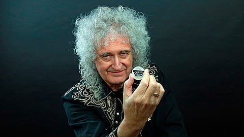 Al centro de la moneda aparece la palabra de la banda Queen subrayada con un micrófono de pedestal (Foto: Twitter @RoyalMintUK)