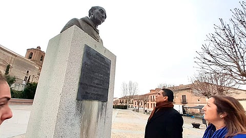 En su primera actividad en España, conoció de primera mano el proyecto de las obras en Madrigal de las Altas Torres (Foto Cortesía) 
