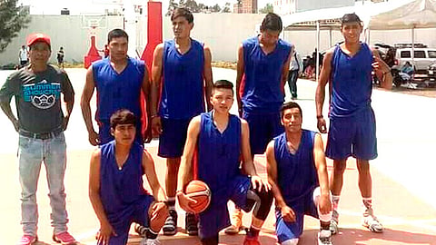 Jugadores de Nahuatzen de la comunidad de Comachuen, representantes en la categoría Juvenil A de basquetbol (Foto Cortesía) 