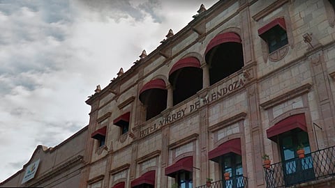 El abogado de los ex trabajadores del Hotel Virrey de Mendoza, comentó que los afectados siguen ofertando sus productos a las afueras del edificio (Foto: Google Maps)