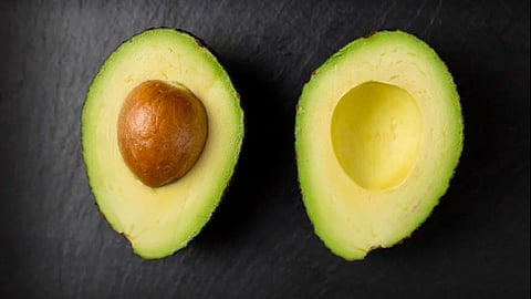 Hicieron un exhorto a la población que al retirar el hueso del aguacate lo hagan con una cuchara (Foto: Pixabay)