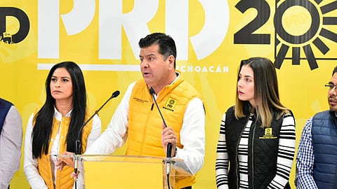 Fue en febrero del año pasado cuando un grupo de perredistas, encabezados por el actual diputado federal, Carlos Torres Piña, oficializaron su renuncia al Sol Azteca (Foto:  Cortesía)