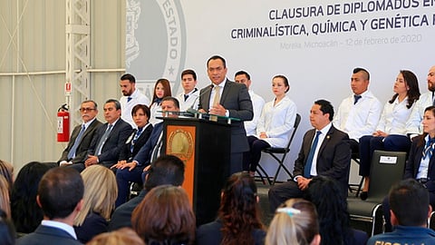 Adrián López estuvo presente en la clausura de los diplomados en Criminalista, Química, y Genética Forense (Foto Cortesía) 
