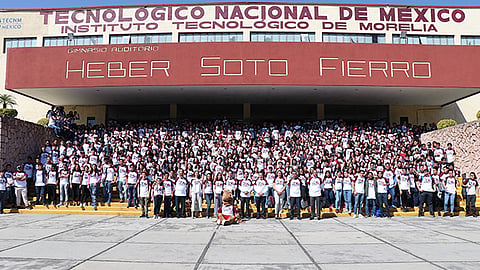 Al término de la ceremonia, autoridades y alumnos acudieron a la explanada del auditorio para la toma de la fotografía oficial (Foto Cortesía) 