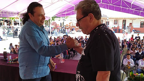 Taibo II reconoció las gestiones que realizaron el diputado Hirepan Maya y el gobierno municipal para lograr que Paracho tenga la librería (Foto: cortesía)