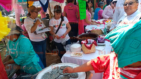 En la kermés se ofertan antojitos mexicanos, platillos típicos de la entidad y bebidas (Foto: Guadalupe Martínez)