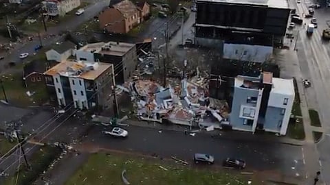 Los daños que ocasionaron los fenómenos fueron inmuebles destruidos y varios hangares afectados (Foto: captura de video)