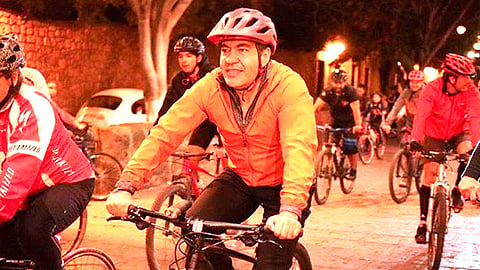 El secretario de Gobierno participó en el recorrido ciclista nocturno en Morelia, organizado por Bicivilizate Michoacán (Foto Cortesía) 