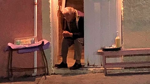 El señor se encuentra realizando la venta de las gelatinas en la colonia Lomas de Guayangareo (Foto: Alfredo Reybra)
 