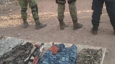 Una de las unidades cuenta con reporte de robo, además aseguran armas de fuego y cartuchos. (Foto: Cortesía)