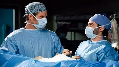 En Grey’s Anatomy cuentan con un gran stock de batas y guantes de látex (Foto: @GreysAnatomy)